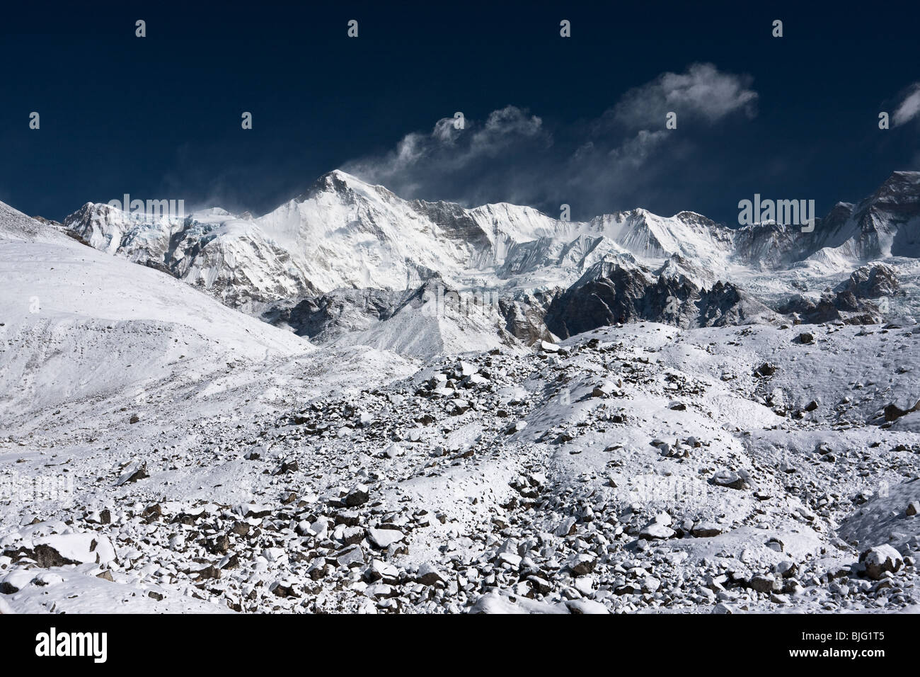 Parete Sud del Cho Oyu mountain (8202m) ricoperta di neve, Everest regione, Himalaya, Nepal. Foto Stock