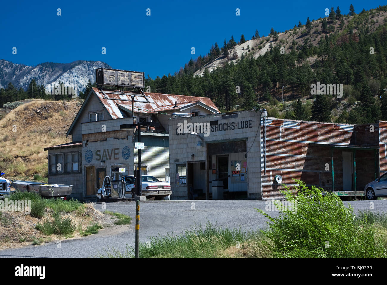 Vecchio arrugginito stazione di gas da qualche parte nella Columbia Britannica Foto Stock