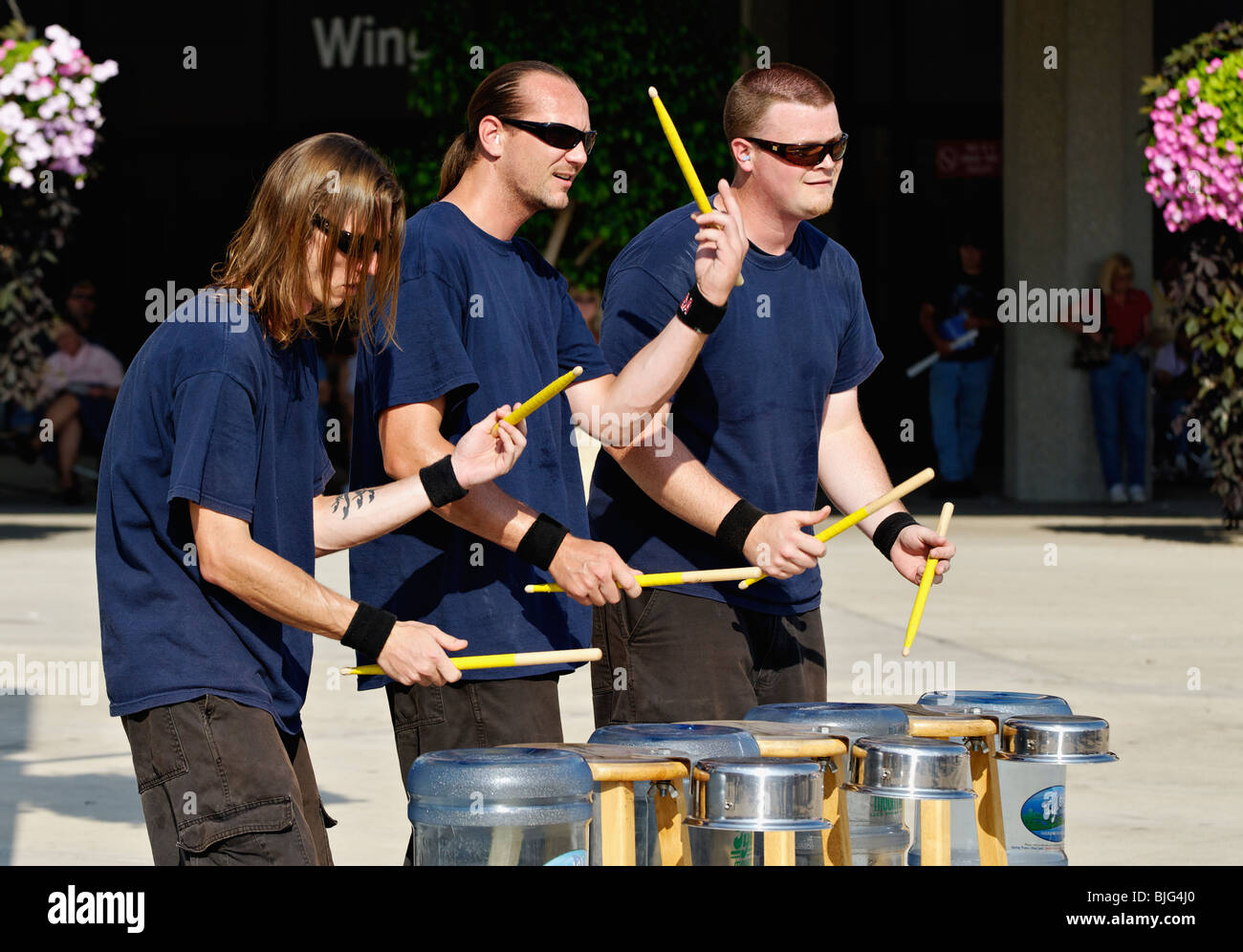 Trio di batteristi sincronizzata la riproduzione di vuoti di bottiglie di acqua e padelle al 2009 Kentucky State Fair di Louisville, Kentucky Foto Stock