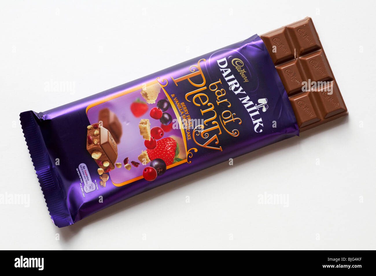 Aperto Cadbury Dairy Milk Bar di abbondanza chocolate bar - Frutti di Bosco & vaniglia Shortcake isolati su sfondo bianco Foto Stock