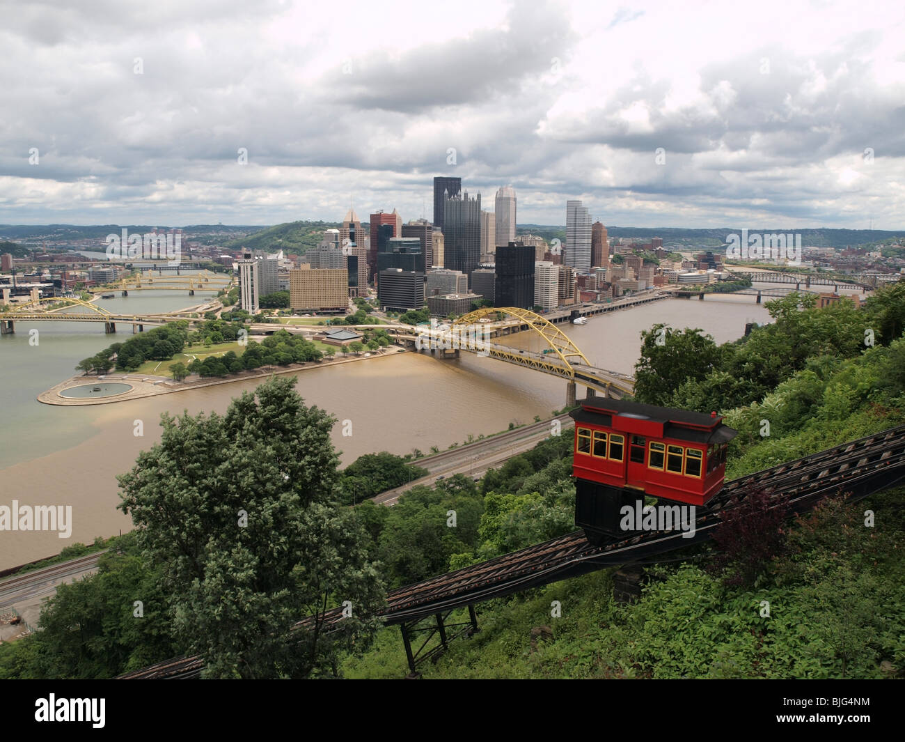 Pittsburgh Pennsylvania vista fiume, inclinare la ferrovia e la skyline con nuvole temporalesche. Foto Stock