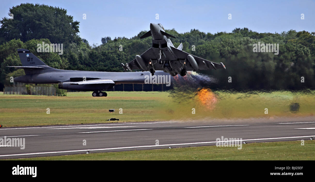 Eurofighter Typhoon è un bimotore canard-ala delta multirole aeromobile presso il Royal International Air Tattoo Foto Stock