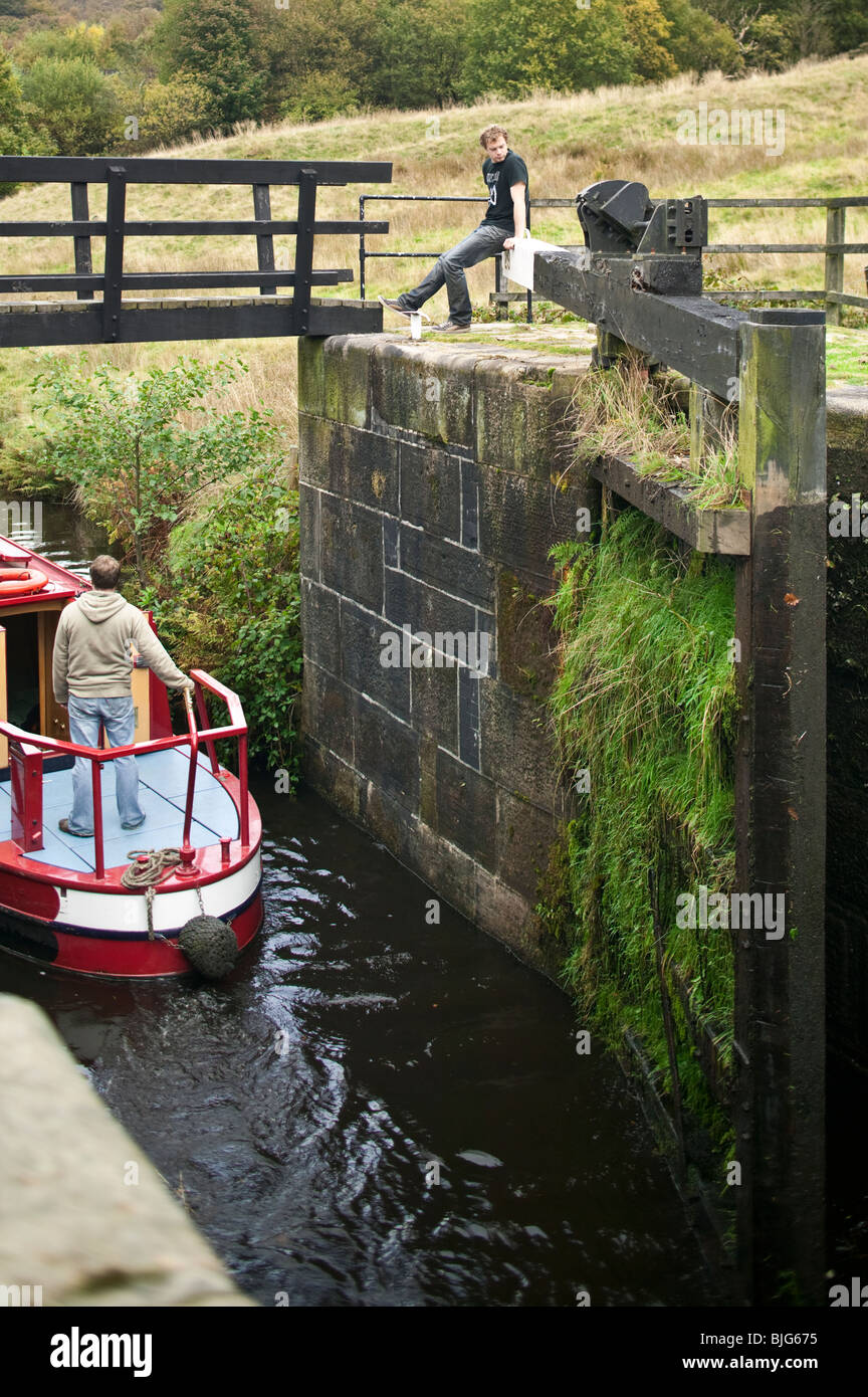 Una barca stretta negozia Nip blocco quadrato numero 29 in Rochdale canal, Yorkshire. Foto Stock