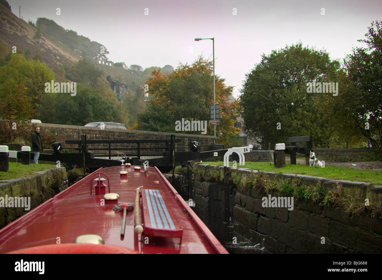 Una barca stretta negozia il numero di blocco 24 a Gauxholme in Rochdale canal, Yorkshire. Foto Stock