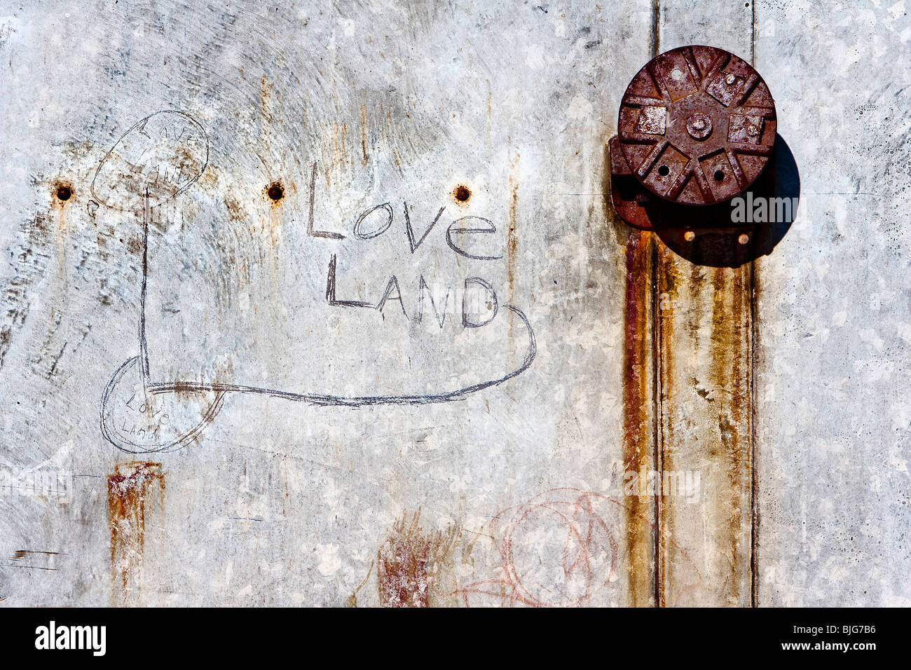 Metallo arrugginito che qualcuno ha scrawled 'amore terra' su in Guffey, Colorado. Foto Stock