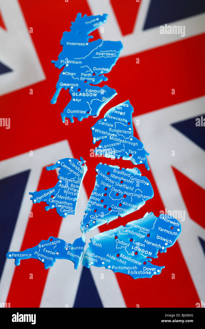 Rotto la Gran Bretagna. Una spezzata stencil di plastica della Gran Bretagna contro uno sfondo della bandiera dell'Union Jack. Foto Stock
