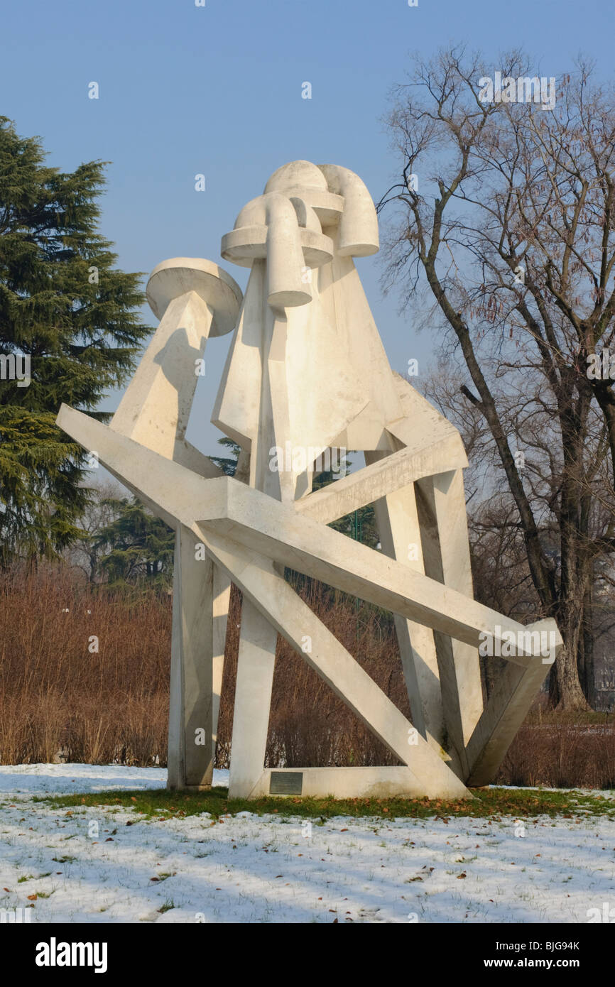 Famoso 'Chisco', la scultura di Giorgio Amelio Roccamonte in Parco  Sempione, Milano Italia Foto stock - Alamy