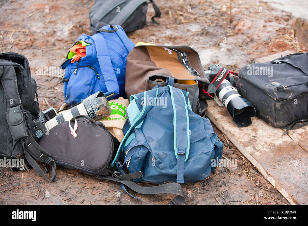 Fotografi zaini e telecamere coperto di fango Foto Stock