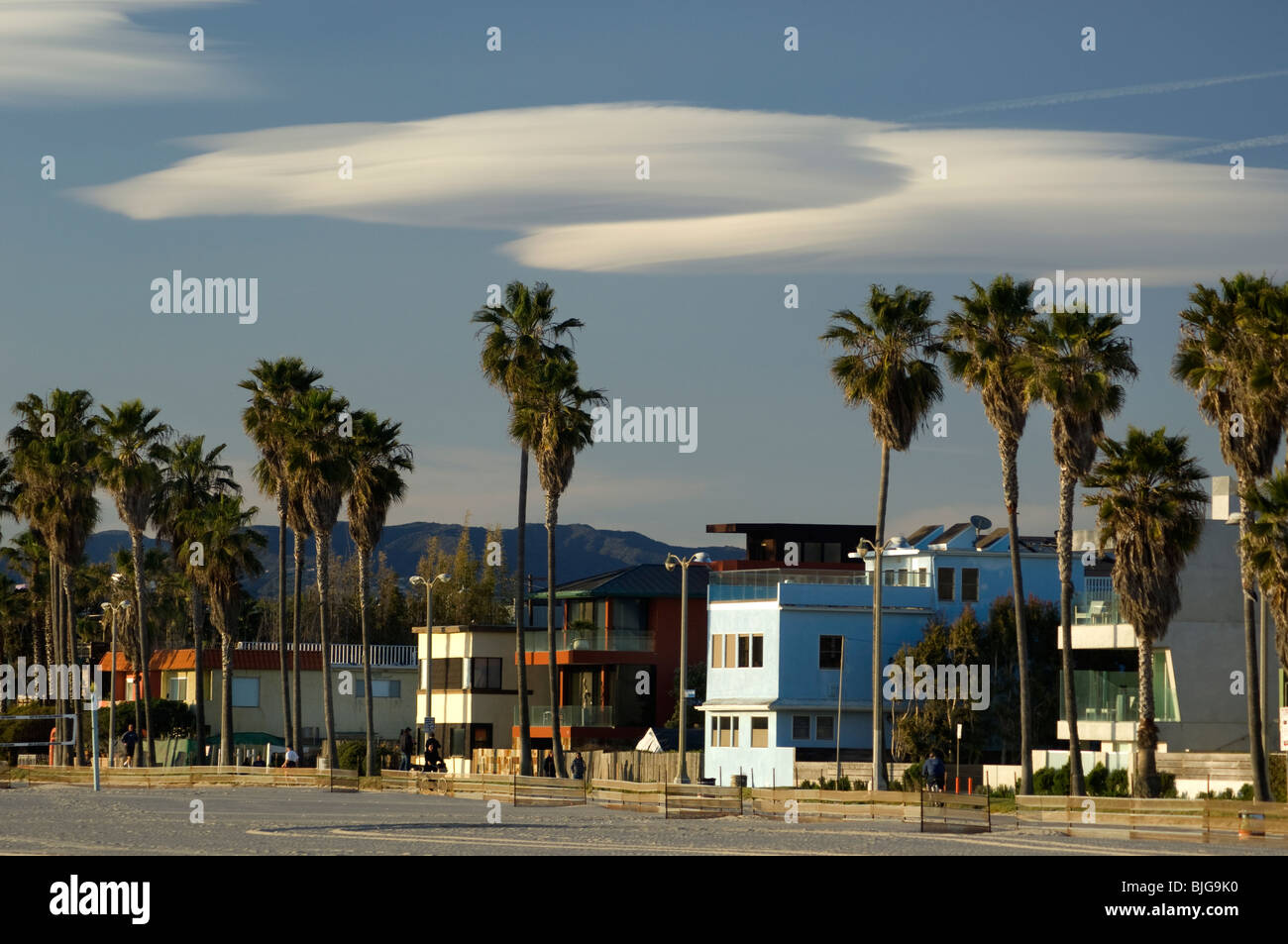 Lenticolare di nuvole sopra la spiaggia di Venezia Foto Stock