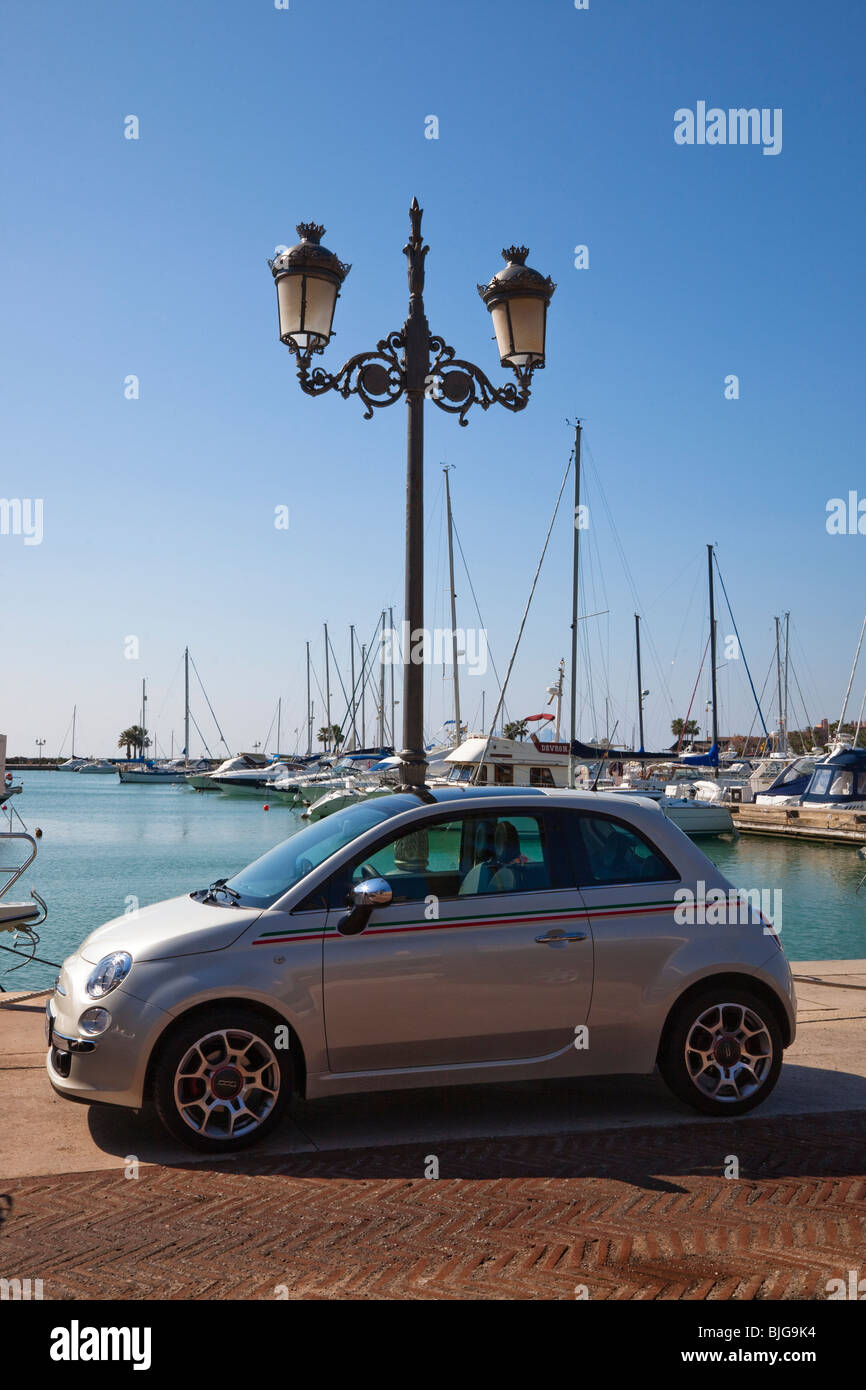 Fiat 500 automobile parcheggiata presso la marina a Sotogrande, Spagna Foto Stock