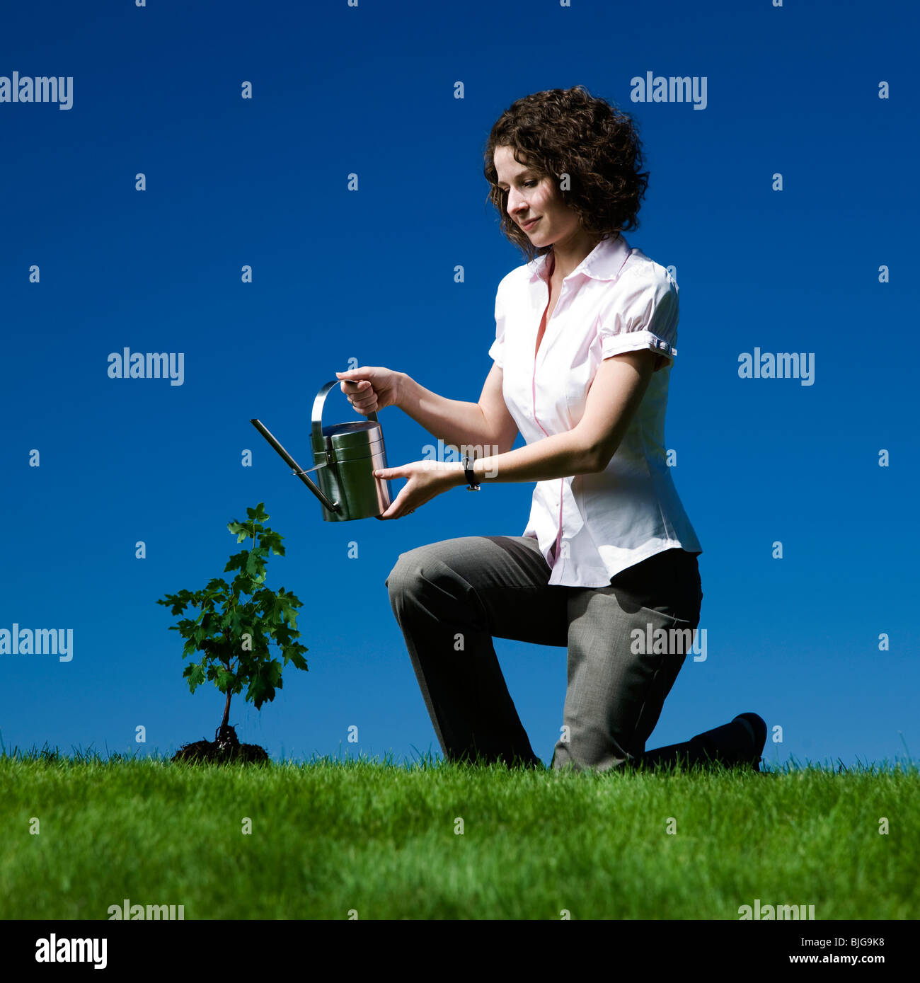 Imprenditrice con un annaffiatoio Foto Stock