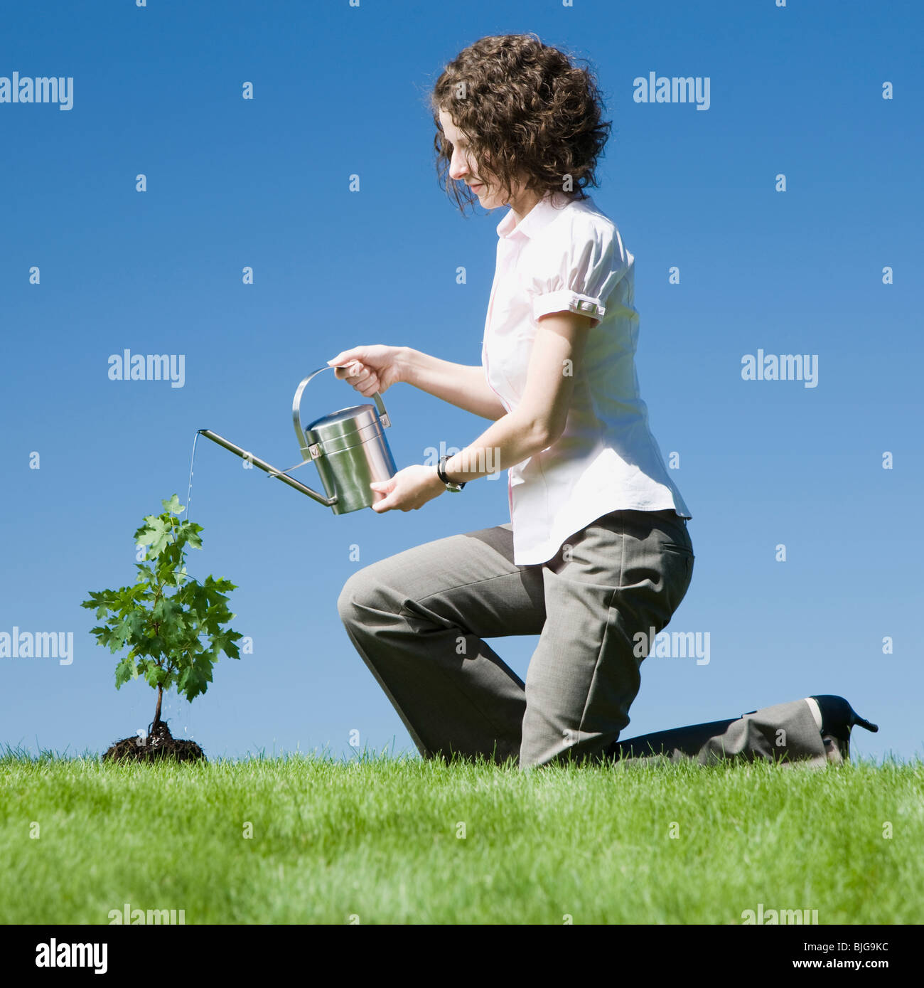 Imprenditrice con un annaffiatoio Foto Stock