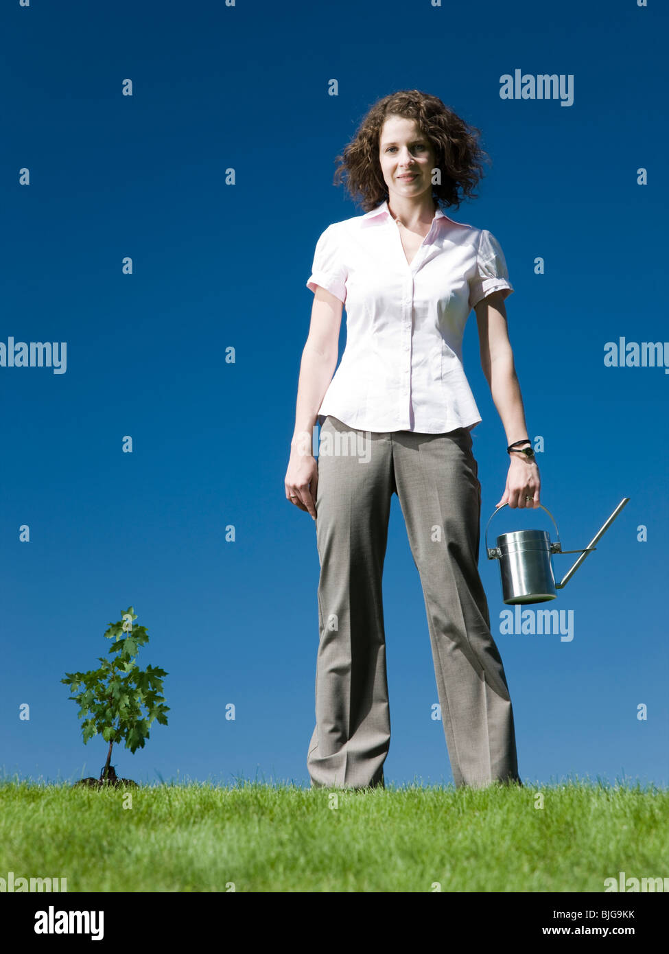 Imprenditrice con un annaffiatoio Foto Stock