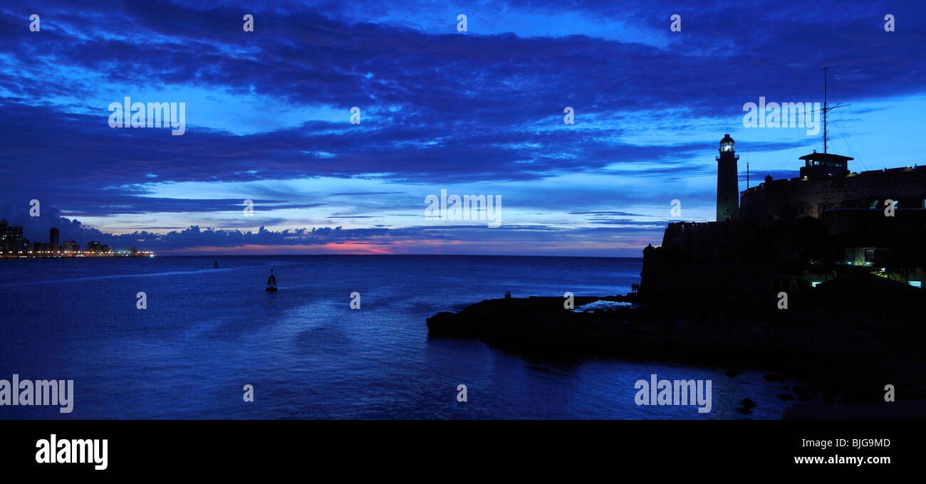 Vista panoramica di El 'Morro' faro e havana bay al crepuscolo Foto Stock