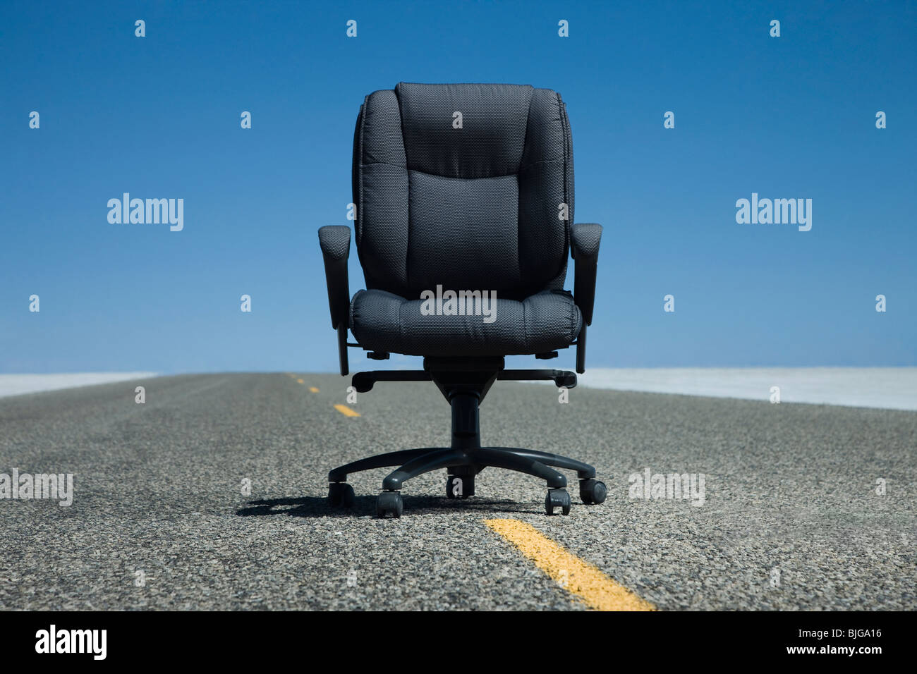 Sedia da ufficio in mezzo alla strada Foto Stock