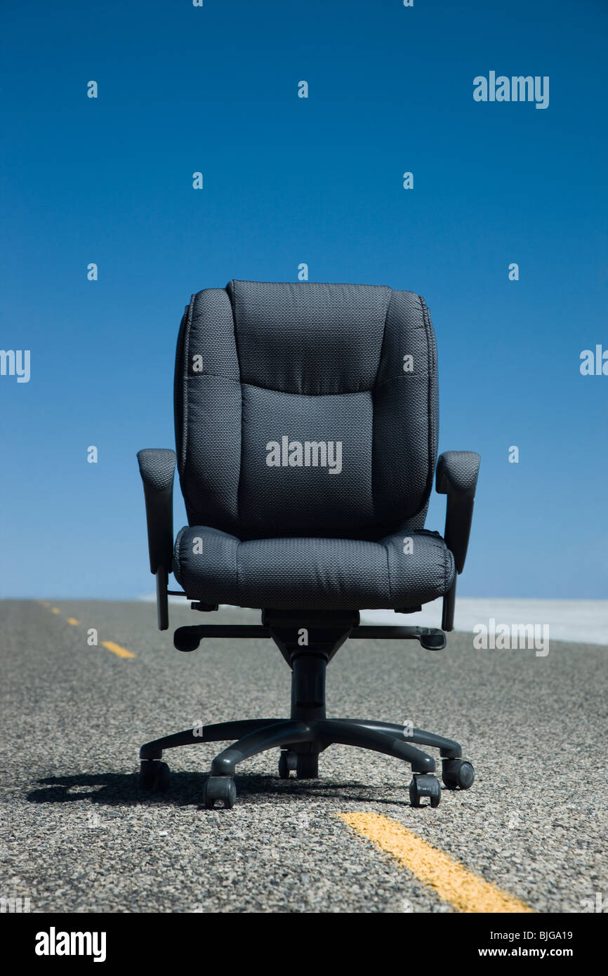 Sedia da ufficio in mezzo alla strada Foto Stock
