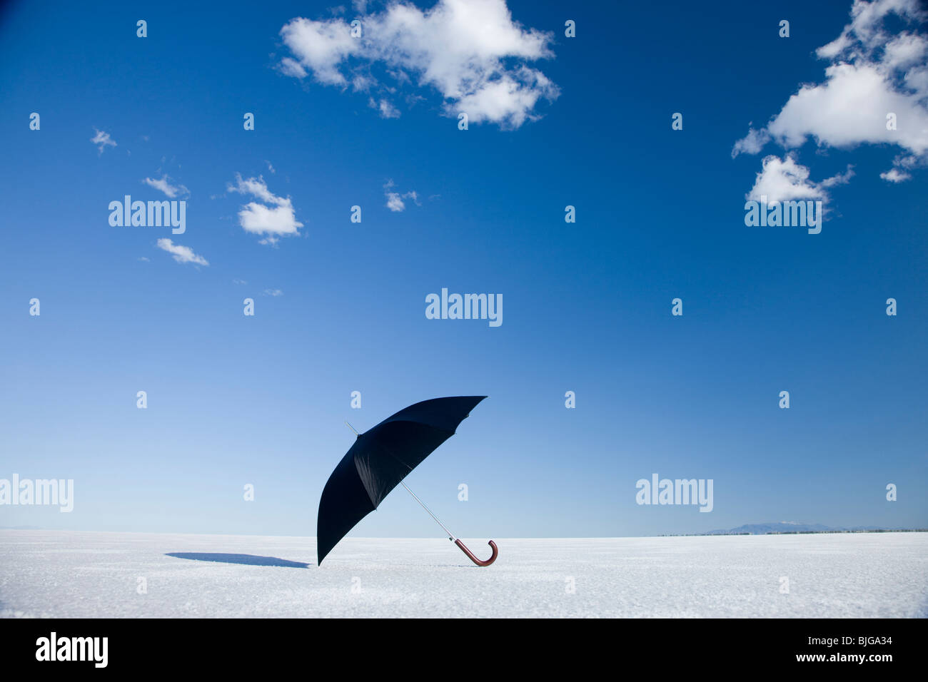 Ombrello in mezzo al nulla Foto Stock