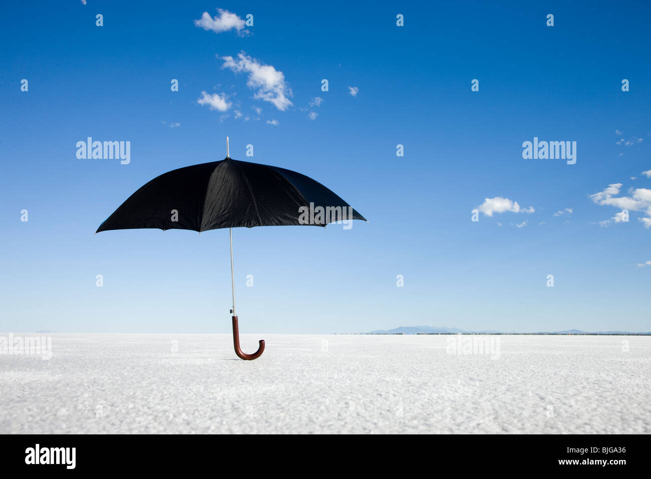Ombrello in mezzo al nulla Foto Stock