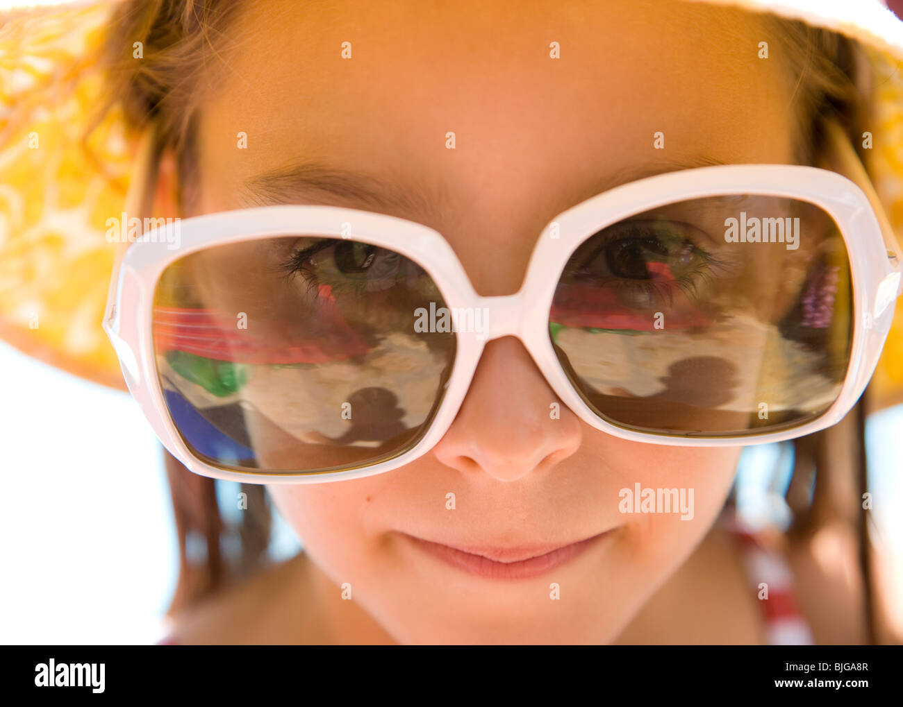 Close up della ragazza giovane con occhiali da sole di grandi dimensioni  Foto stock - Alamy