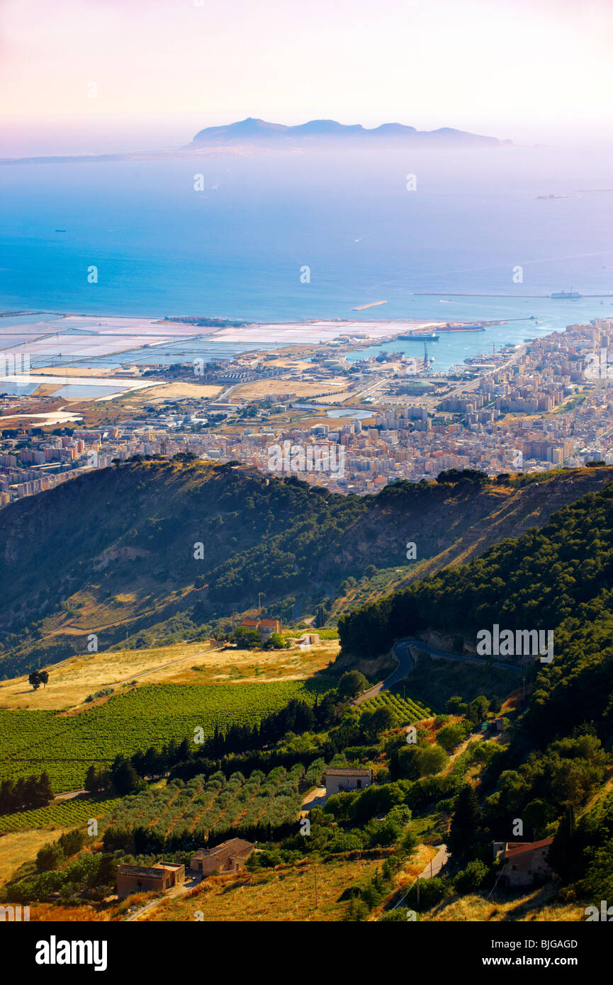 Vista di Trapani e le sue saline con Favignanana isola nella distanza dal Érice, Erice, in Sicilia stock foto. Foto Stock