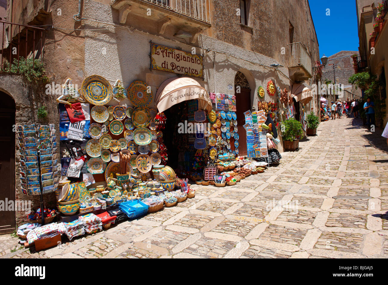 I negozi per turisti e ceramiche siciliane Érice, Erice, in Sicilia stock foto. Foto Stock