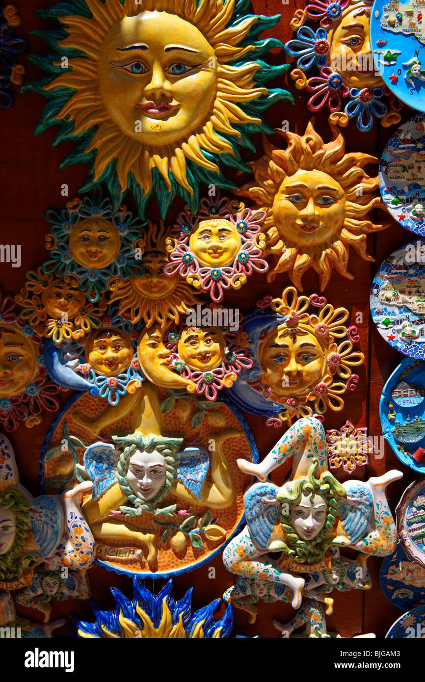 Pottery suns e Trinacria in negozi per turisti e ceramiche