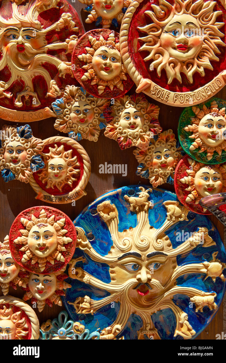Pottery suns e Trinacria in negozi per turisti e ceramiche siciliane Érice, Erice, in Sicilia stock foto. Foto Stock