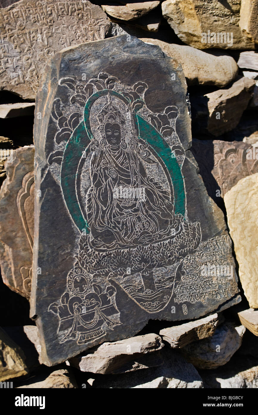 Un scolpito in pietra di mani di una divinità buddista nel villaggio di SAMAGAUN sul intorno il MANASLU TREK - REGIONE NUPRI, NEPAL Foto Stock
