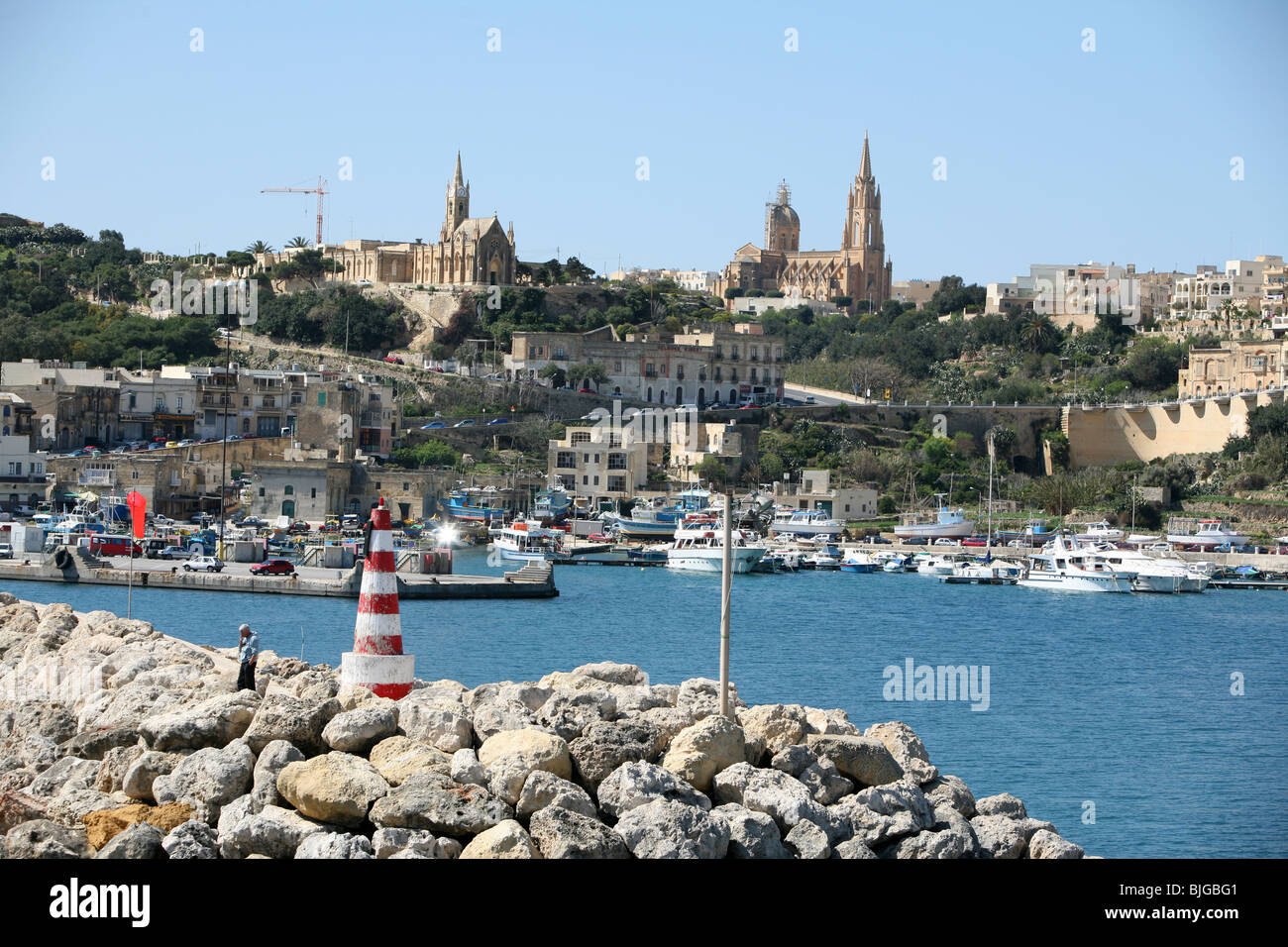 In arrivo nel porto di Ghajnsielem o Mgarr a Gozo un'isola nell'arcipelago Maltese Foto Stock