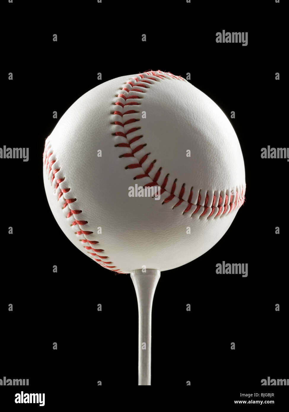 Il baseball su un tee da golf Foto Stock