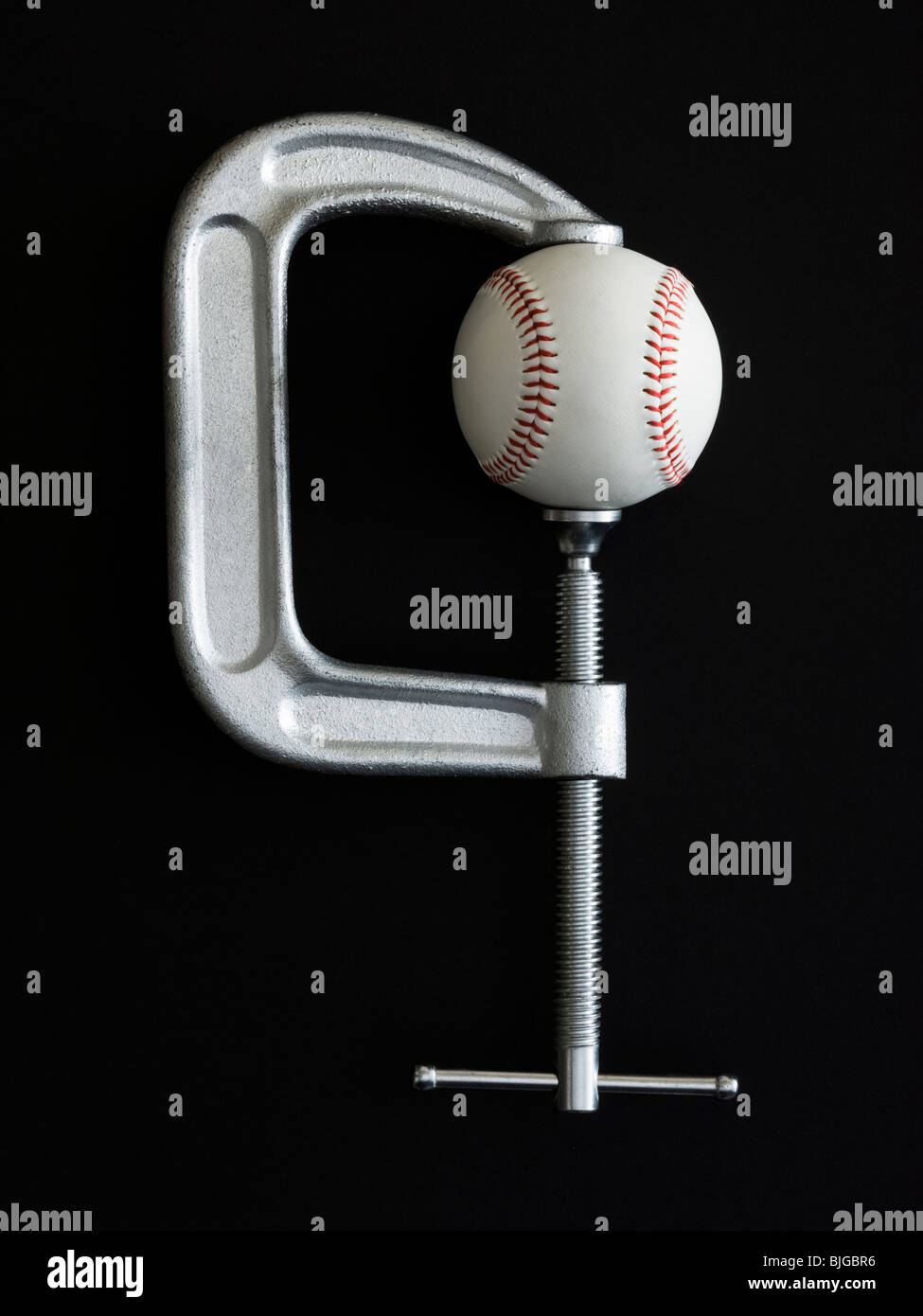 Il baseball in un morsetto Foto Stock
