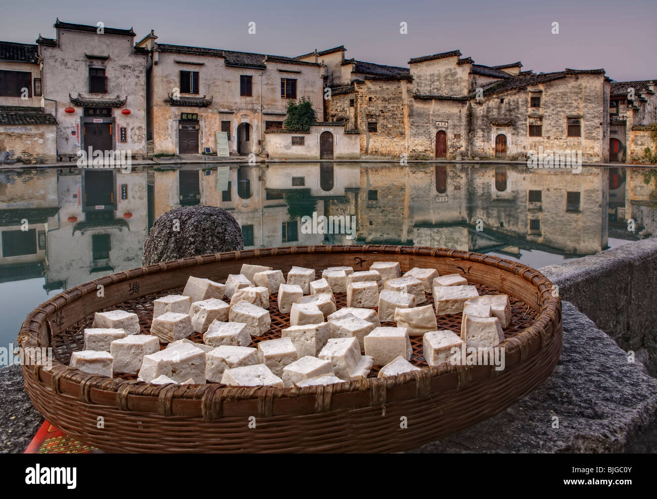 Aria di essiccazione il tofu al villaggio cinese al mattino, Anhui, Cina Foto Stock