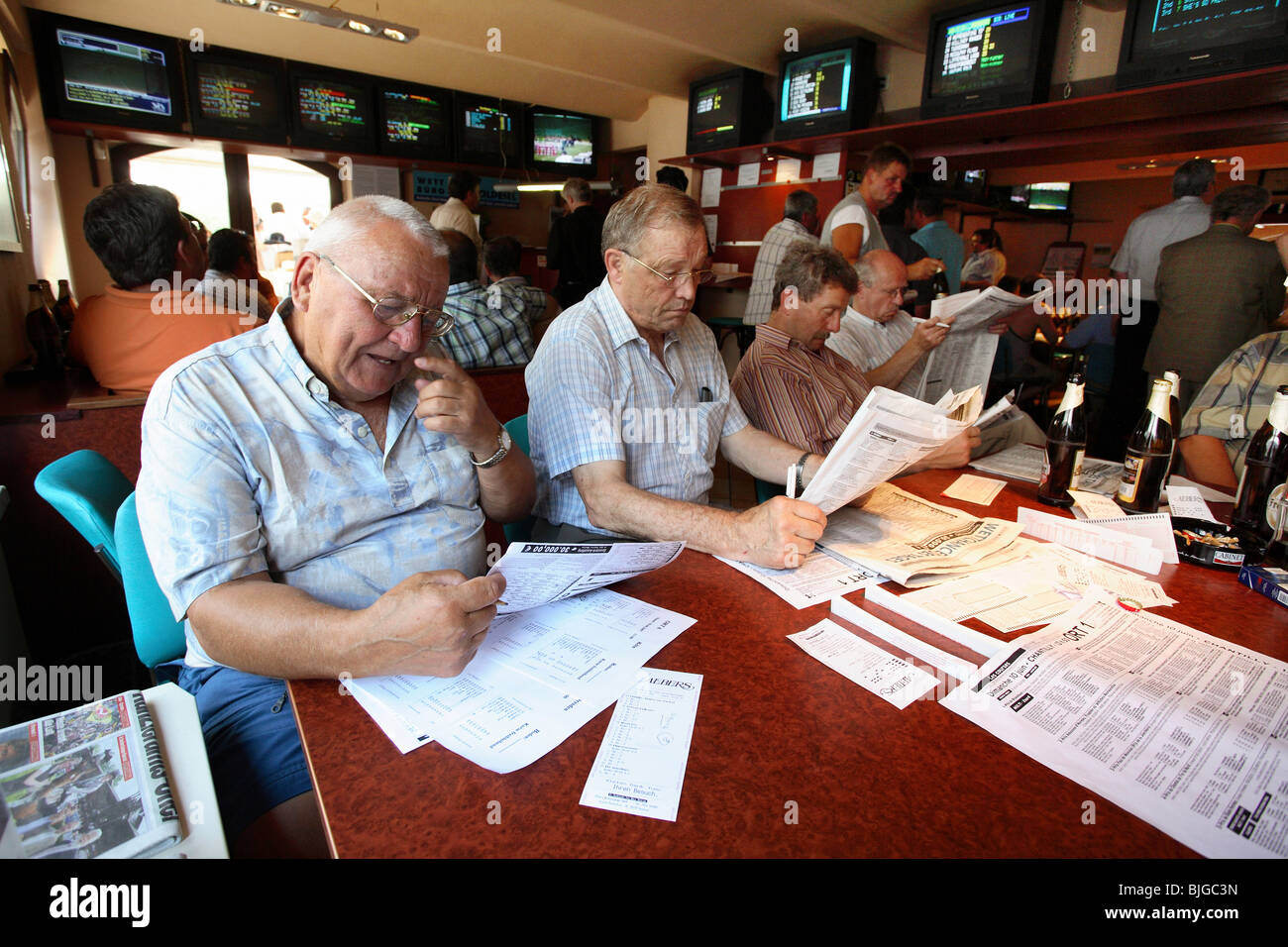 Gli uomini in un negozio di scommesse, Gran Bretagna Foto Stock
