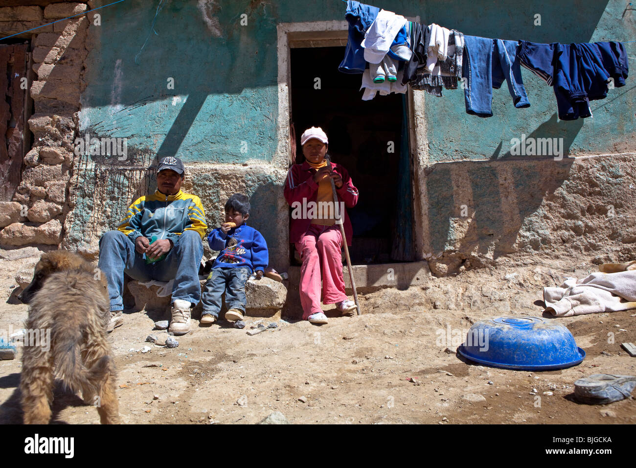 Il minatore con i bambini nella parte anteriore della sua casa (Cerro Rico Mine) Santa Rita, Potosi, Altiplano, Ande, Bolivia, Sud America Foto Stock