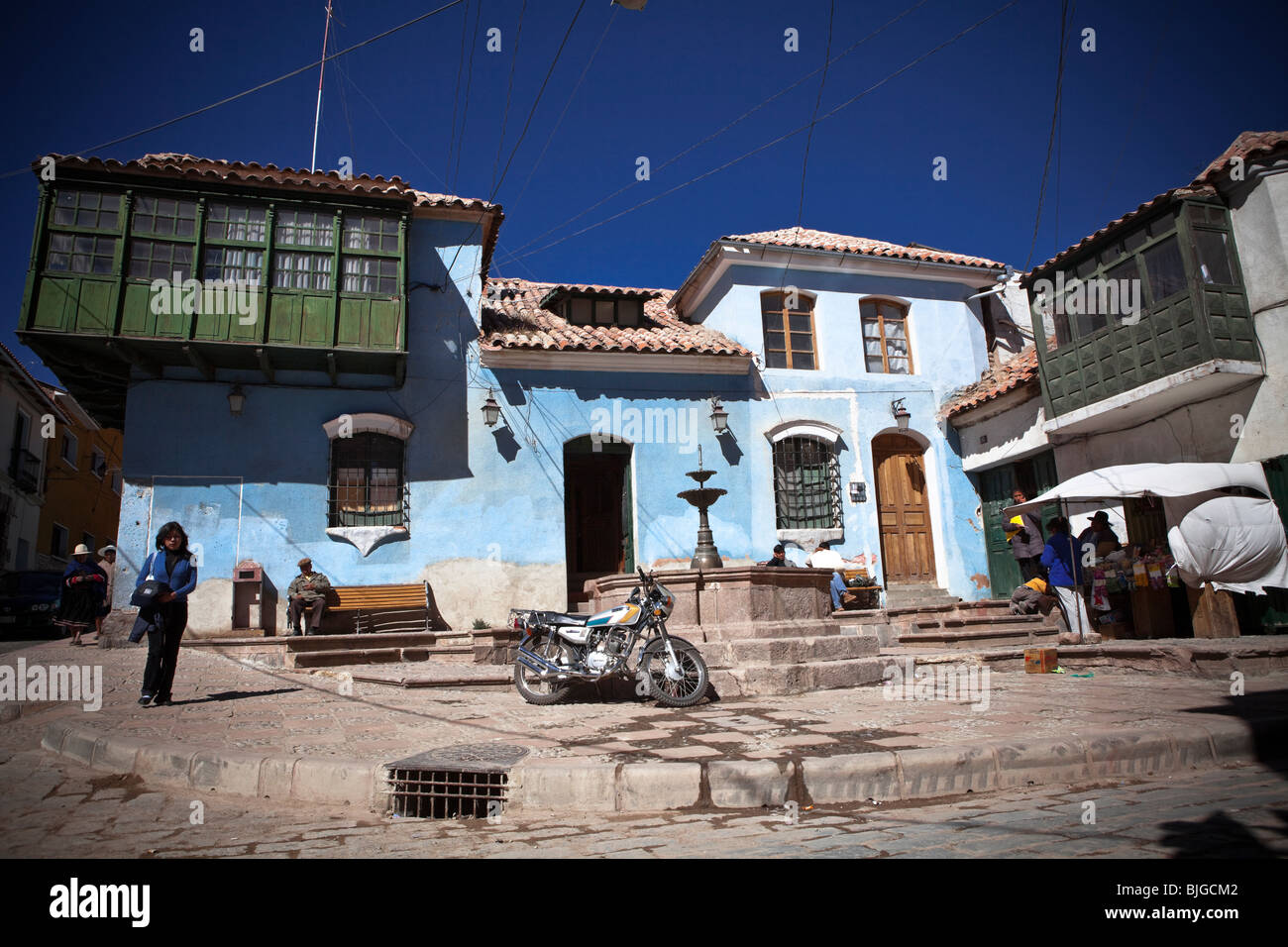 Luogo colorato in Potosi con tipico spagnolo coloniale case, Altiplano, Ande, Bolivia, Sud America Foto Stock
