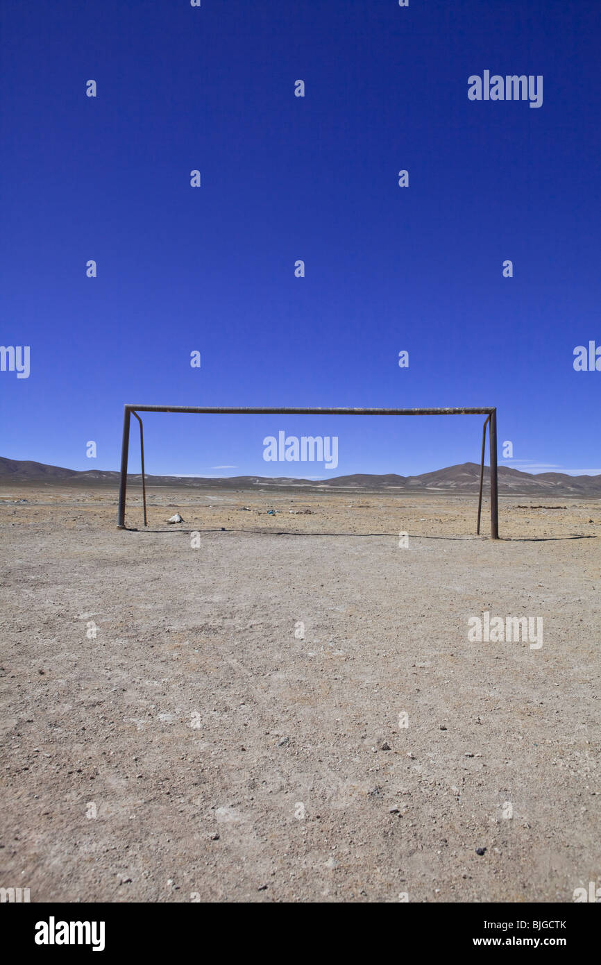 Un vecchio calcio abbandonata in massa Uyuni, vicino il Salar sale deserto arido nel Altiplano, Sud Lipez, Bolivia, Sud America Foto Stock