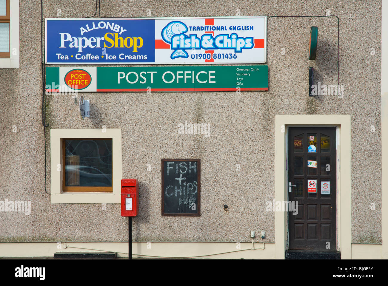 Negozio locale, incorporante Post Office e fish & chips, Allonby, West Cumbria, England Regno Unito Foto Stock