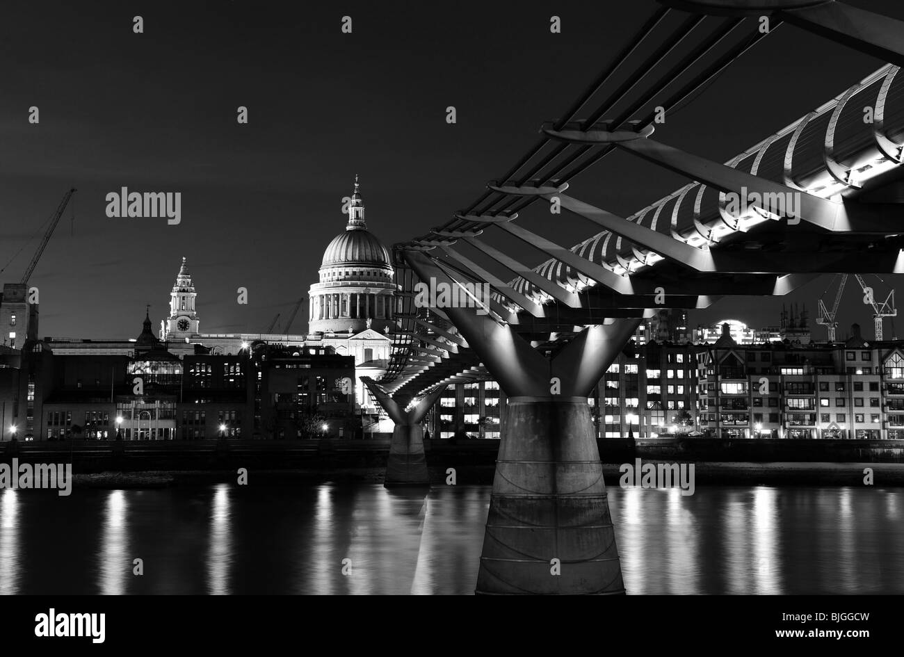 L'immagine orizzontale di vista della Cattedrale di St Paul e il Millennium Bridge e la città di notte Londra Inghilterra Foto Stock