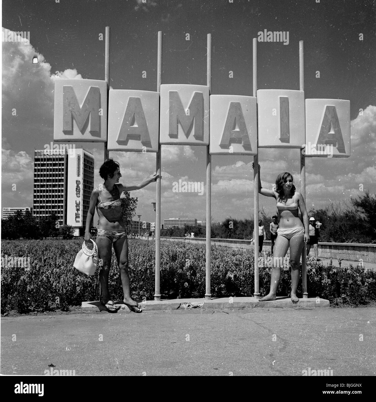 Degli anni Cinquanta, Romania. Due donne in costume da stand sotto il segno "amaia', la promozione di un resort vicino Constantsa sul Mar Nero. Foto Stock