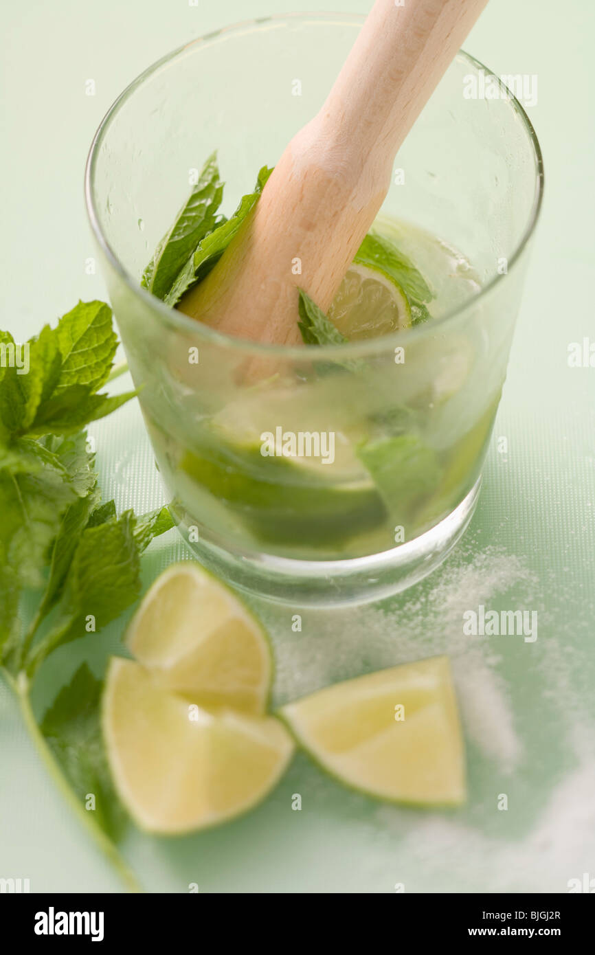 Rendendo il Mojito con lime e menta - Foto Stock