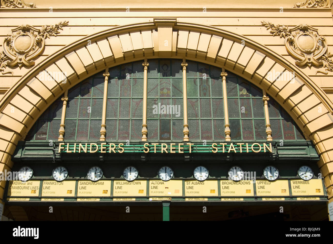 Gli orologi all'entrata di Flinders Street stazione ferroviaria di Melbourne Foto Stock