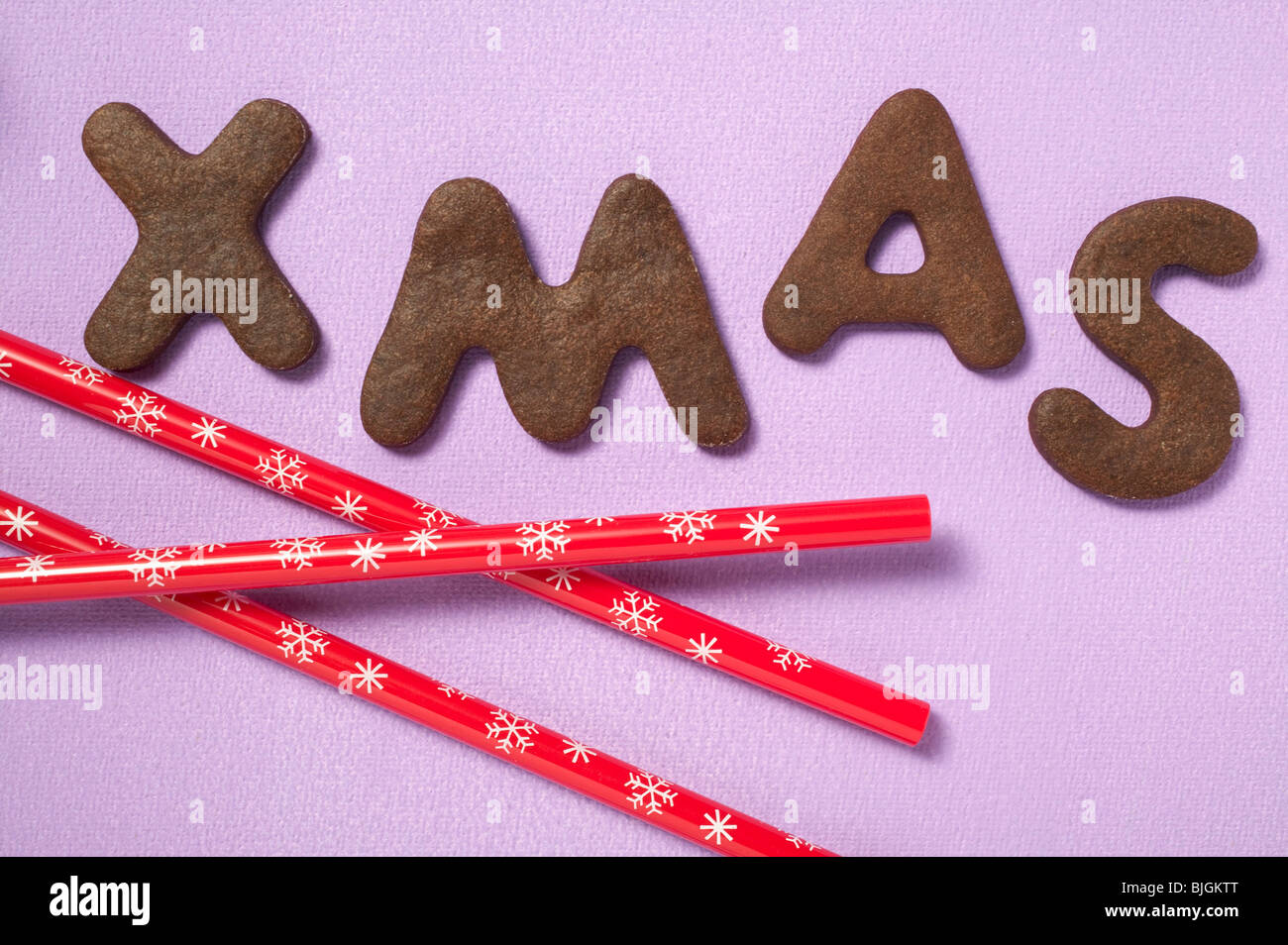 Lettera biscotti (l'ortografia della parola XMAS) e cannucce - Foto Stock