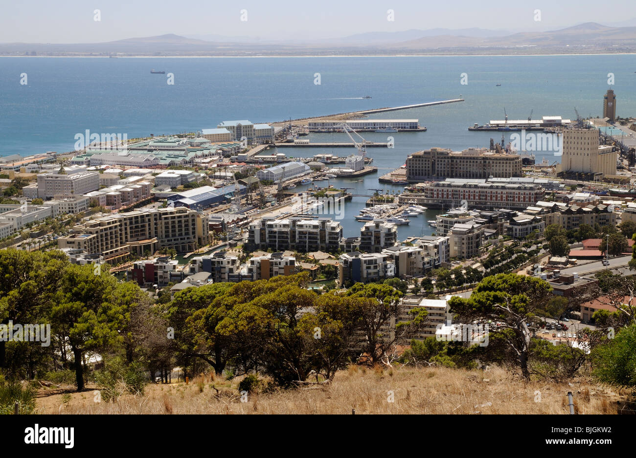 Lo sviluppo costiero di strutture per il tempo libero,alberghi, waterfront e alloggiamento di lusso sulla Table Bay a Città del Capo in Sud Africa Foto Stock