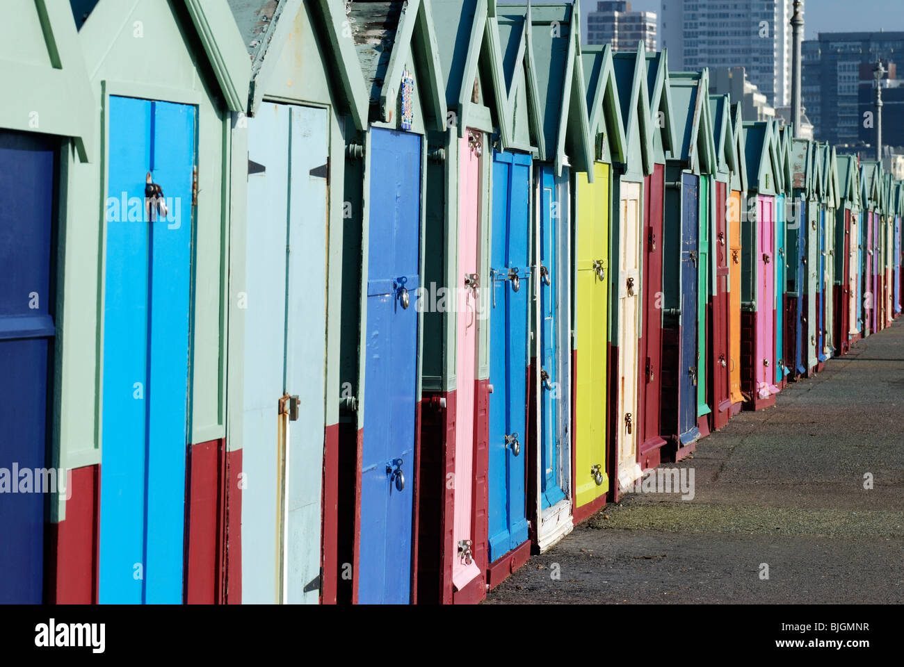 Multicolore di cabine sulla spiaggia, sul lungomare di Brighton (Hove). East Sussex. Inghilterra Foto Stock