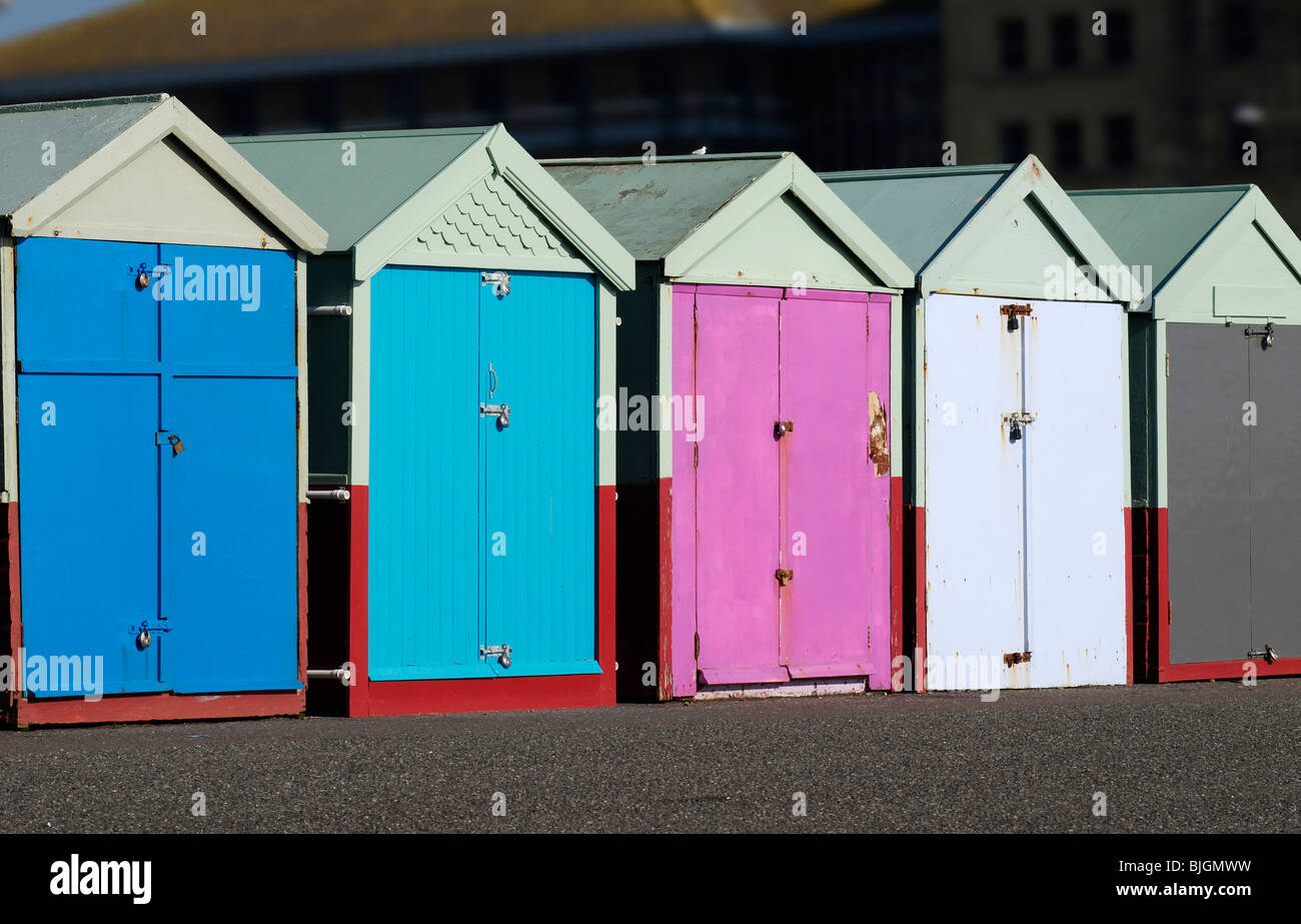 Multicolore di cabine sulla spiaggia, sul lungomare di Brighton (Hove). East Sussex. Inghilterra Foto Stock