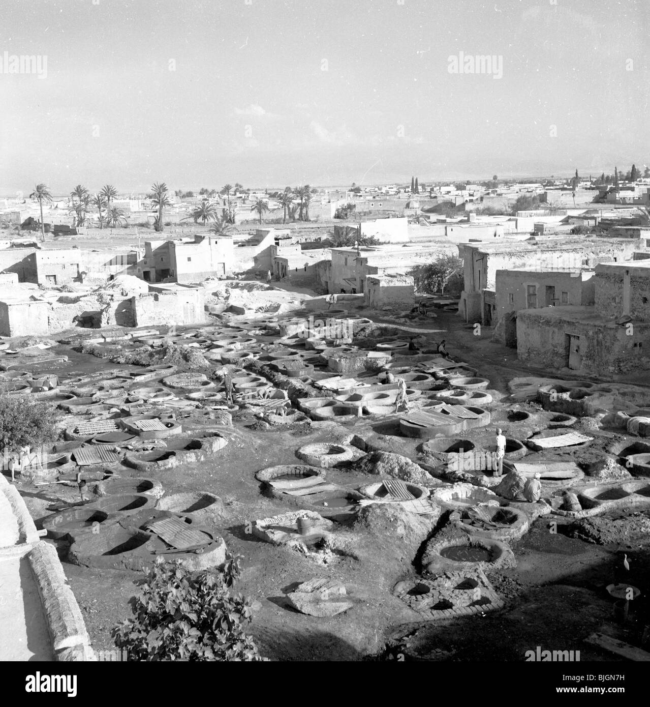 Anni '1950, storico, Marocco, panoramica di un pezzo di terra che mostra una serie di ciotole o vasi rotondi in pietra, che vengono utilizzati nella produzione di pelletteria, dove la pelle può ben ammorbidire e tingere. Foto Stock