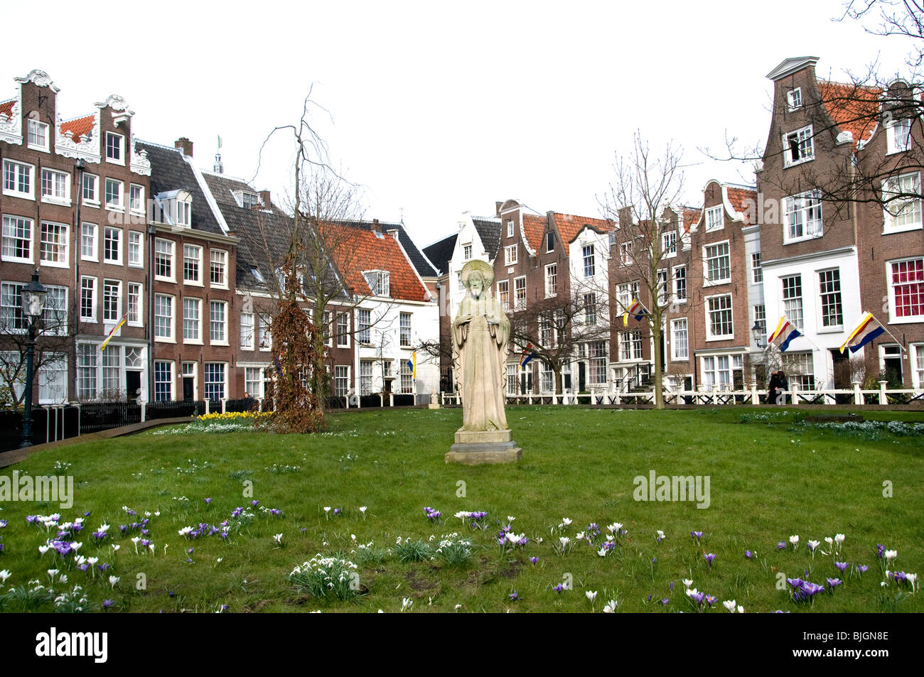 Begijnhof è una delle più antiche corti interne Amsterdam Paesi Bassi Olanda oggi è anche il sito della Chiesa riformata inglese. Foto Stock