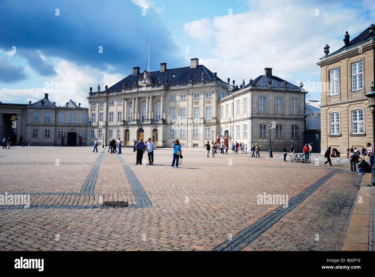 Il Palazzo di Amalienborg a Copenhagen, in Danimarca, è l'inverno a casa della famiglia reale danese. Foto Stock