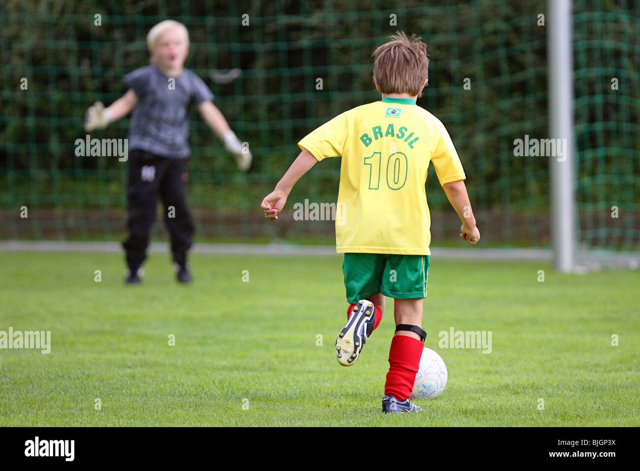 Rigori durante i ragazzi formazione di calcio, Berlino, Germania Foto Stock