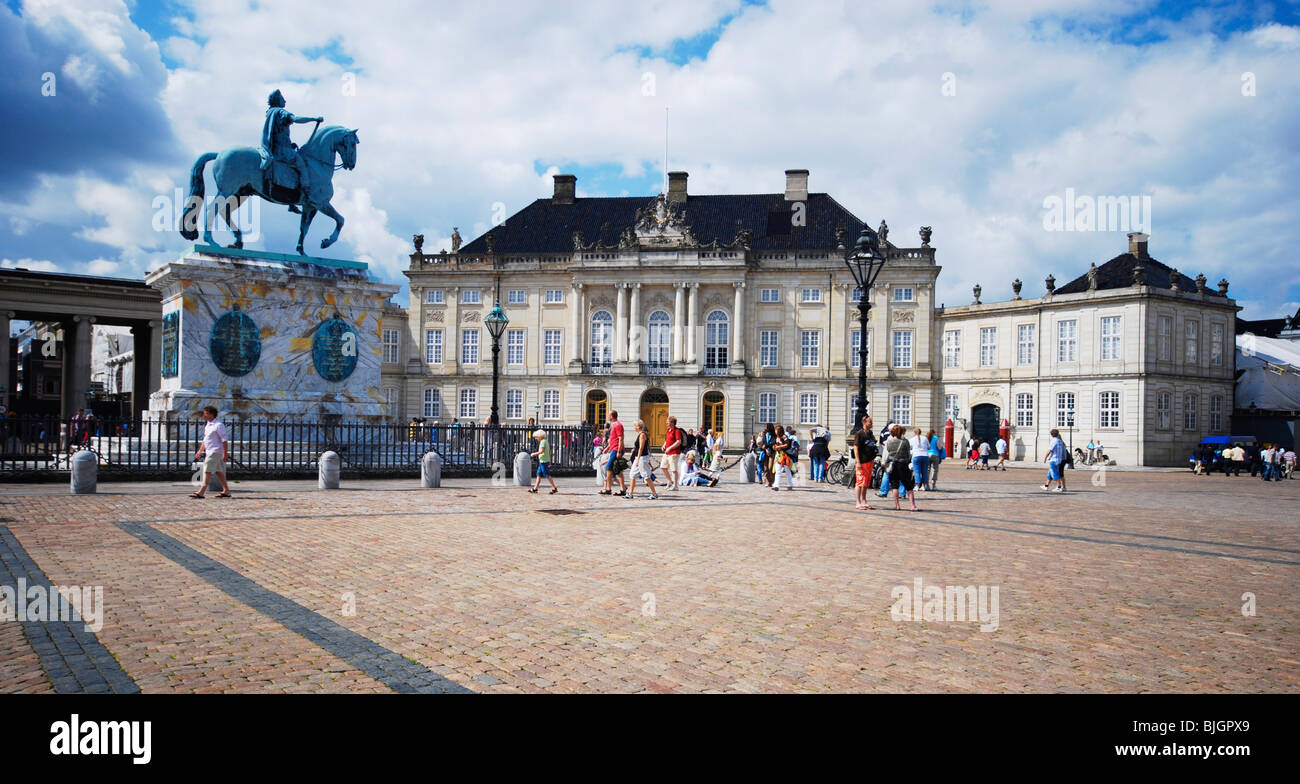 Il Palazzo di Amalienborg a Copenhagen, in Danimarca, è la casa della famiglia reale danese. Foto Stock